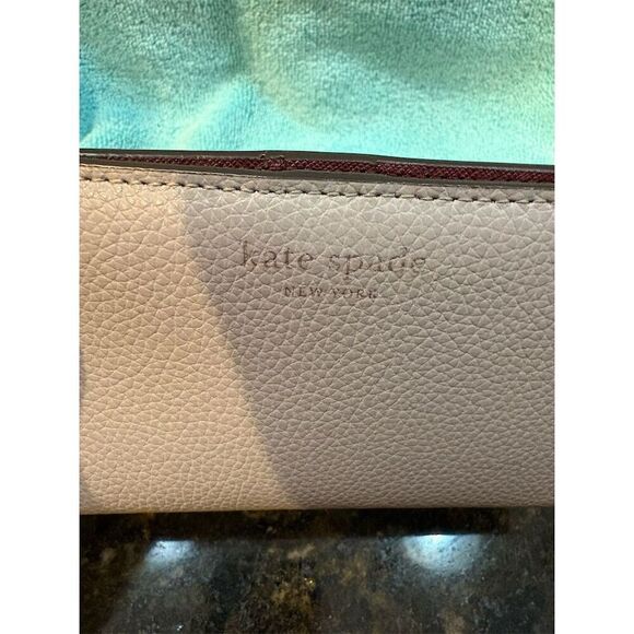 Kate Spade Women's Gray Leather Wallet with Logo & Zipper Accents - Picture 2 of 8